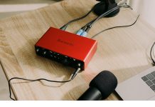 Focusrite Scarlett 2i2 in SCONTO (4° gen.): pilota di tutto, cuffie Hi-Fi comprese!